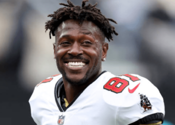 Antonio Brown pool video | Antonio Brown Snapchat Video Getting Viral On Twitter Explained